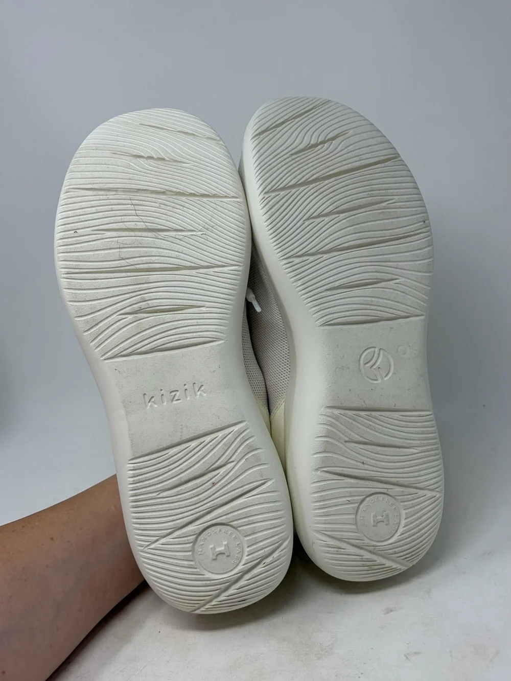 Kizik Madrid Sneakers Size 9.5 Men or 11 Women WIDE
